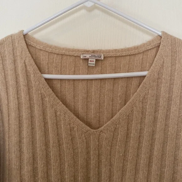 V-neck sweater - Picture 3 of 3